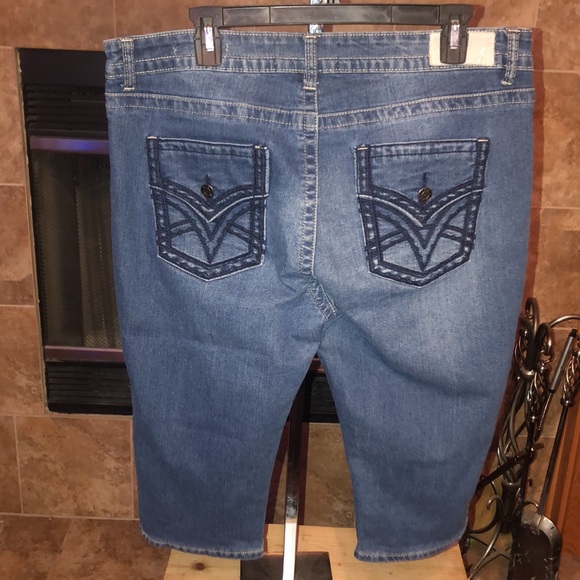 Denim capris semi distressed Embroidered pockets size 14 - Picture 6 of 12